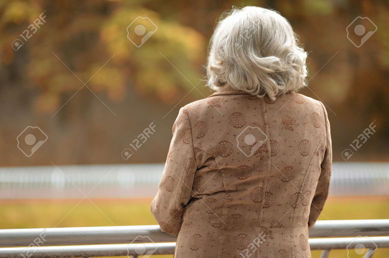 Portrait of a middle-aged woman in autumn park - 64141951 Portrait of a middle-aged woman in autumn park - 64141951