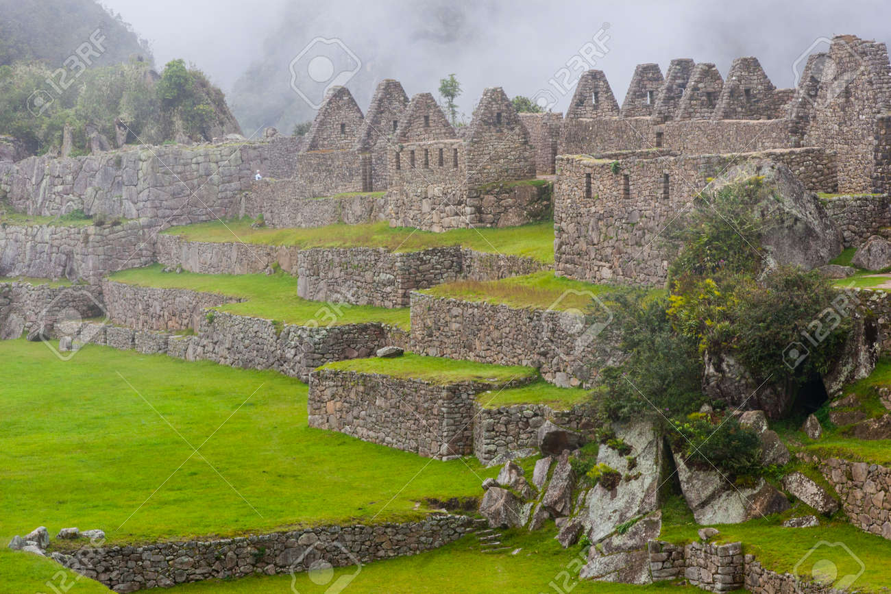 マチュピチュ古代インカの遺跡は霧でアンデスの自然の中で都市を失った ペルー 南米 人はいません の写真素材 画像素材 Image