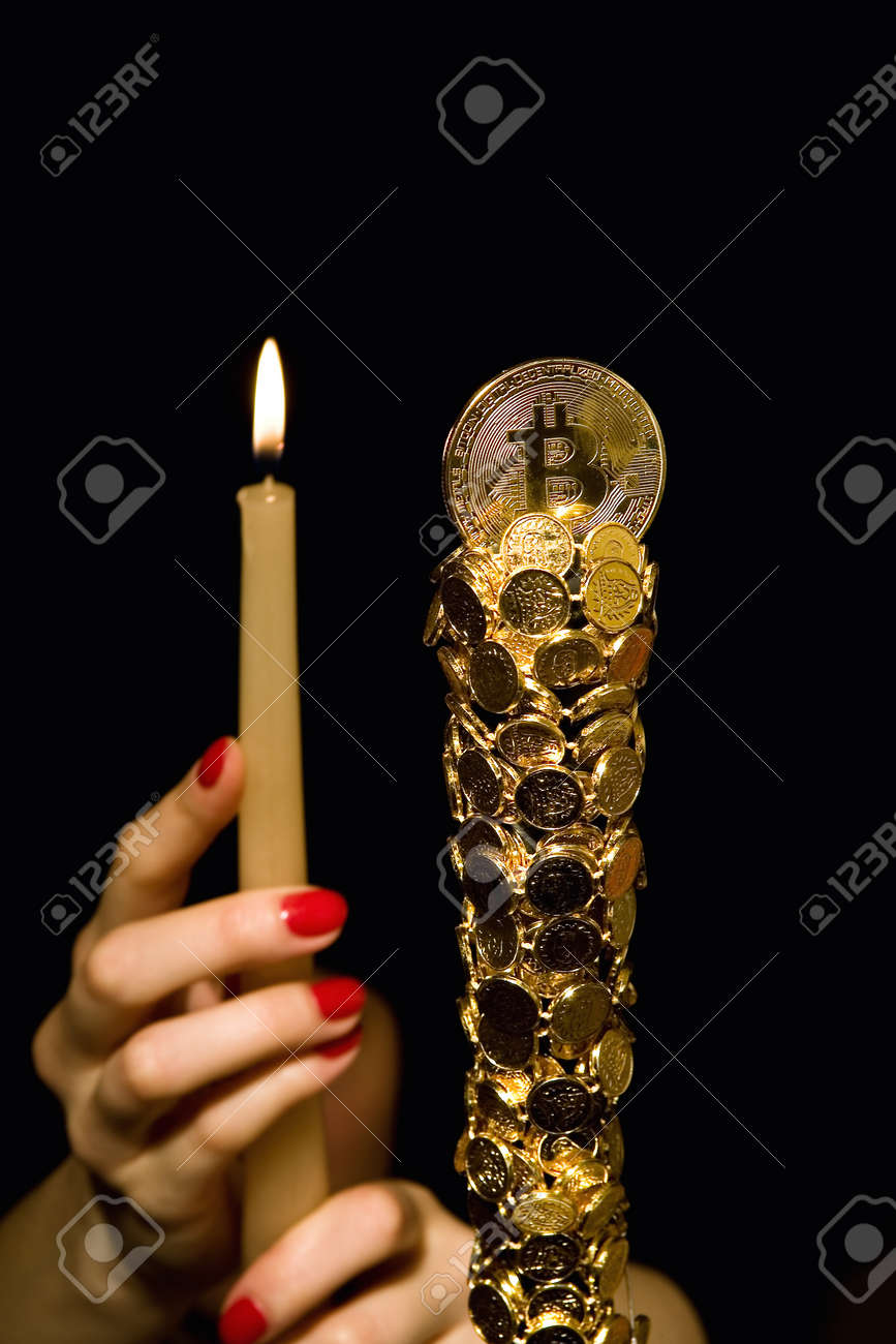 여성의 손은 비트 코인 앞에서 촛불을 개최합니다. 암호화 통화. 로열티 무료 사진, 그림, 이미지 그리고 스톡포토그래피. Image  91994616