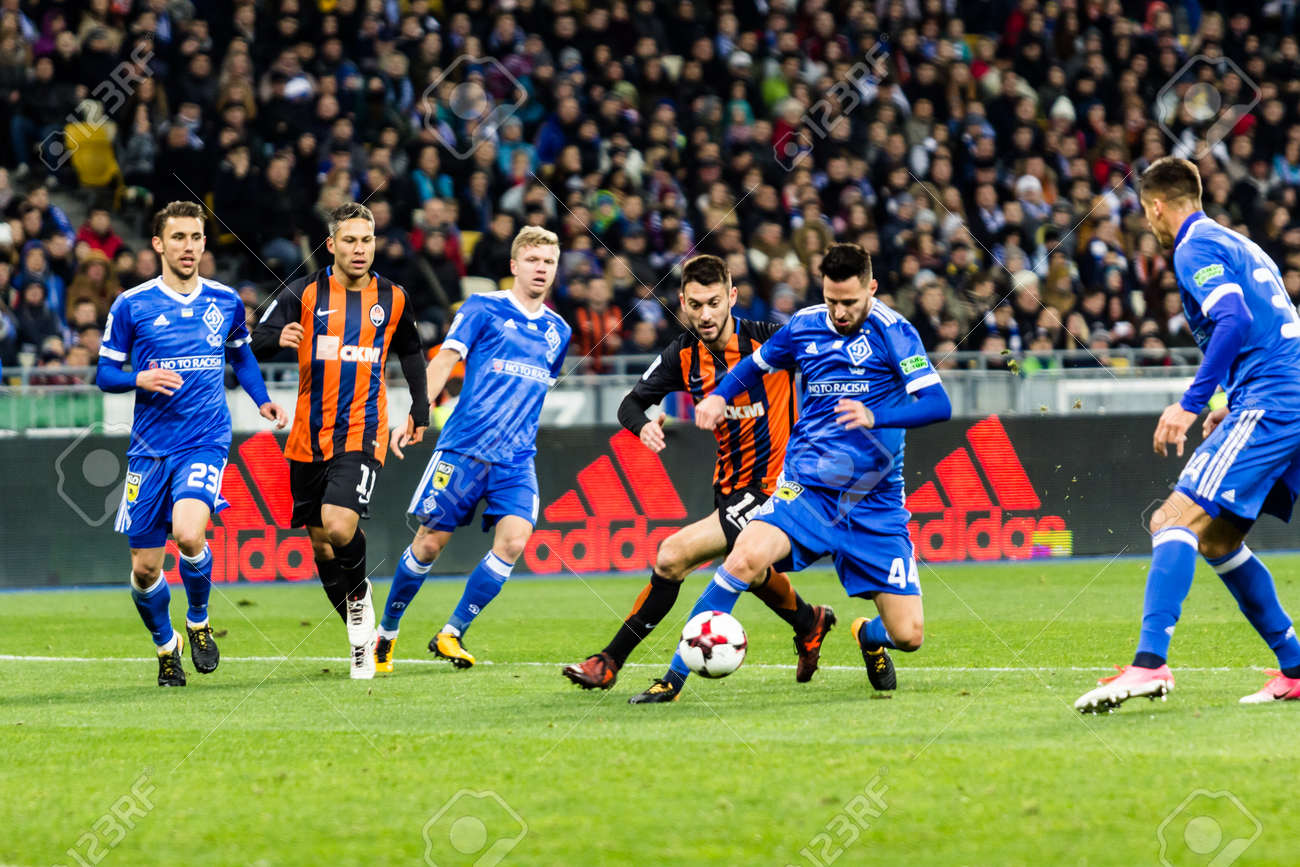 キエフ ウクライナ 17 年 10 月 22 日 ディナモ キエフの選手とアクションでシャフタール ドネツクウクライナ プレミア リーグ戦でディナモ キエフの A Nsc オリムピ スキー スタジアムでシャフタール ドネツク の写真素材 画像素材 Image