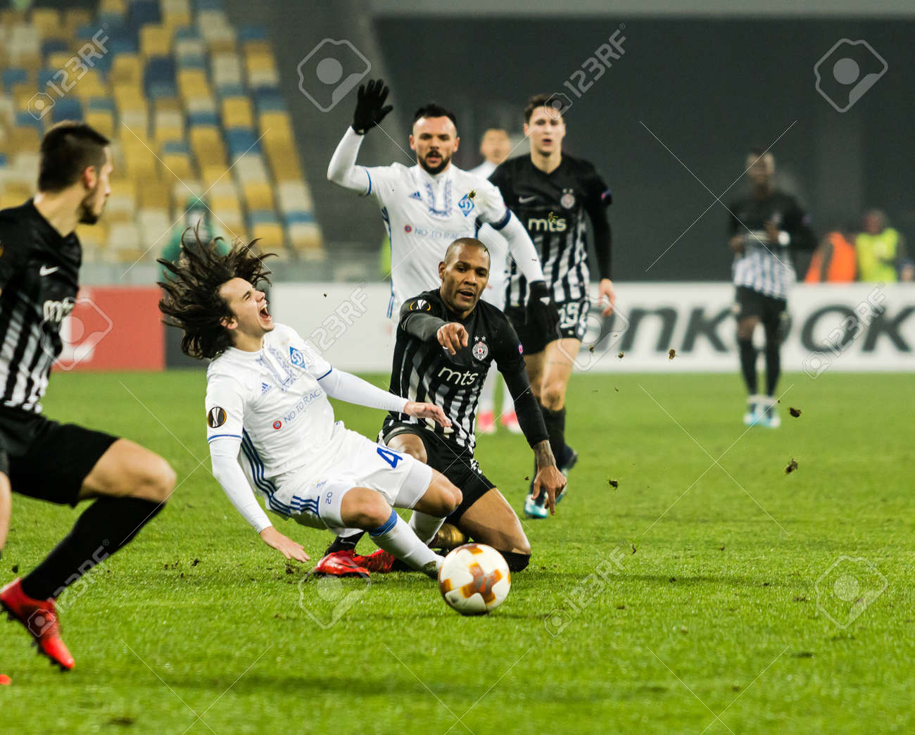 ディナモ キエフの Nsc オリムピ スキー スタジアムで Uefa チャンピオンズ リーグの試合中にパルチザンのエバートン Bilher とボールは 戦いのキエフ ウクライナ 17 年 12 月 7 日 ミコラ Shaparenko の写真素材 画像素材 Image
