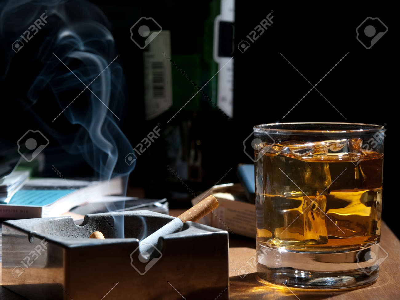 ウイスキーやタバコ 不健康な Lifestile 孤独な夜を飲む の写真素材 画像素材 Image