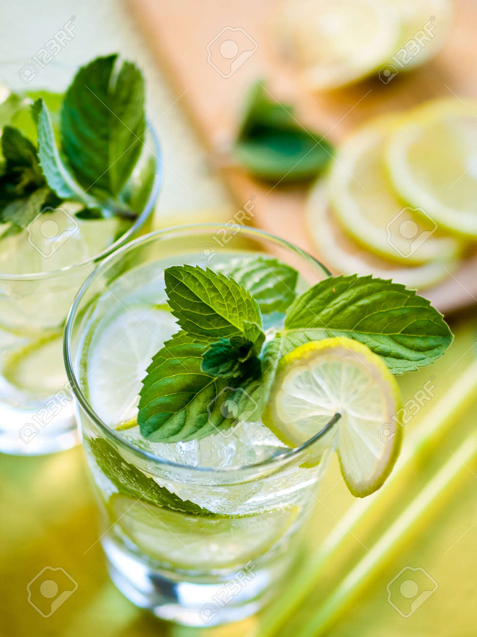 ライムとミントのさわやかな夏カクテル 2 杯 の写真素材 画像素材 Image