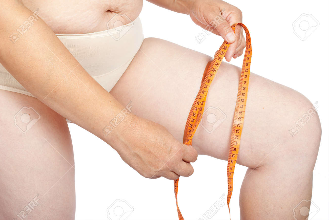 太った女性は 彼女の足を測定します の写真素材 画像素材 Image