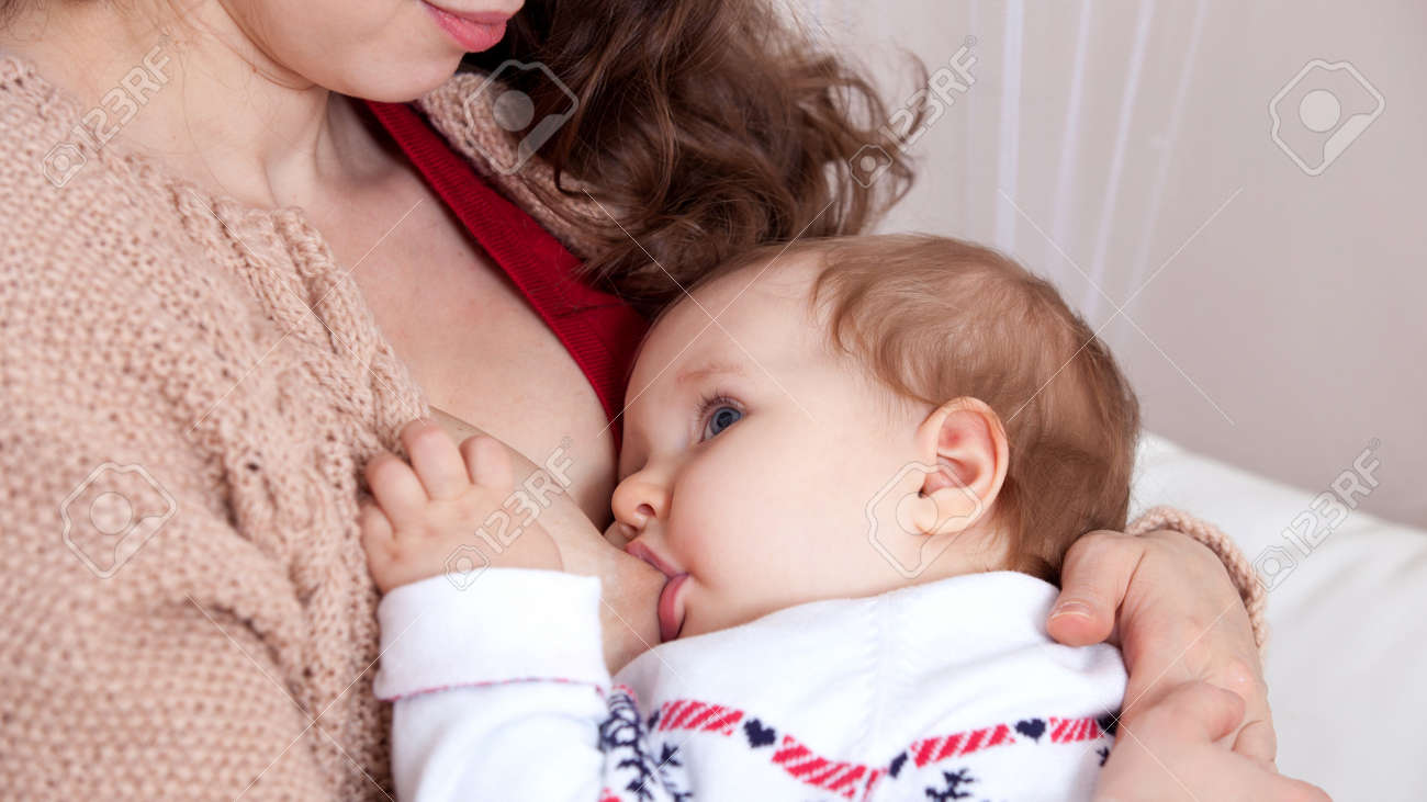 ママの母乳の赤ちゃん女の子 の写真素材 画像素材 Image ママの母乳の赤ちゃん女の子 の写真素材 画像素材 Image