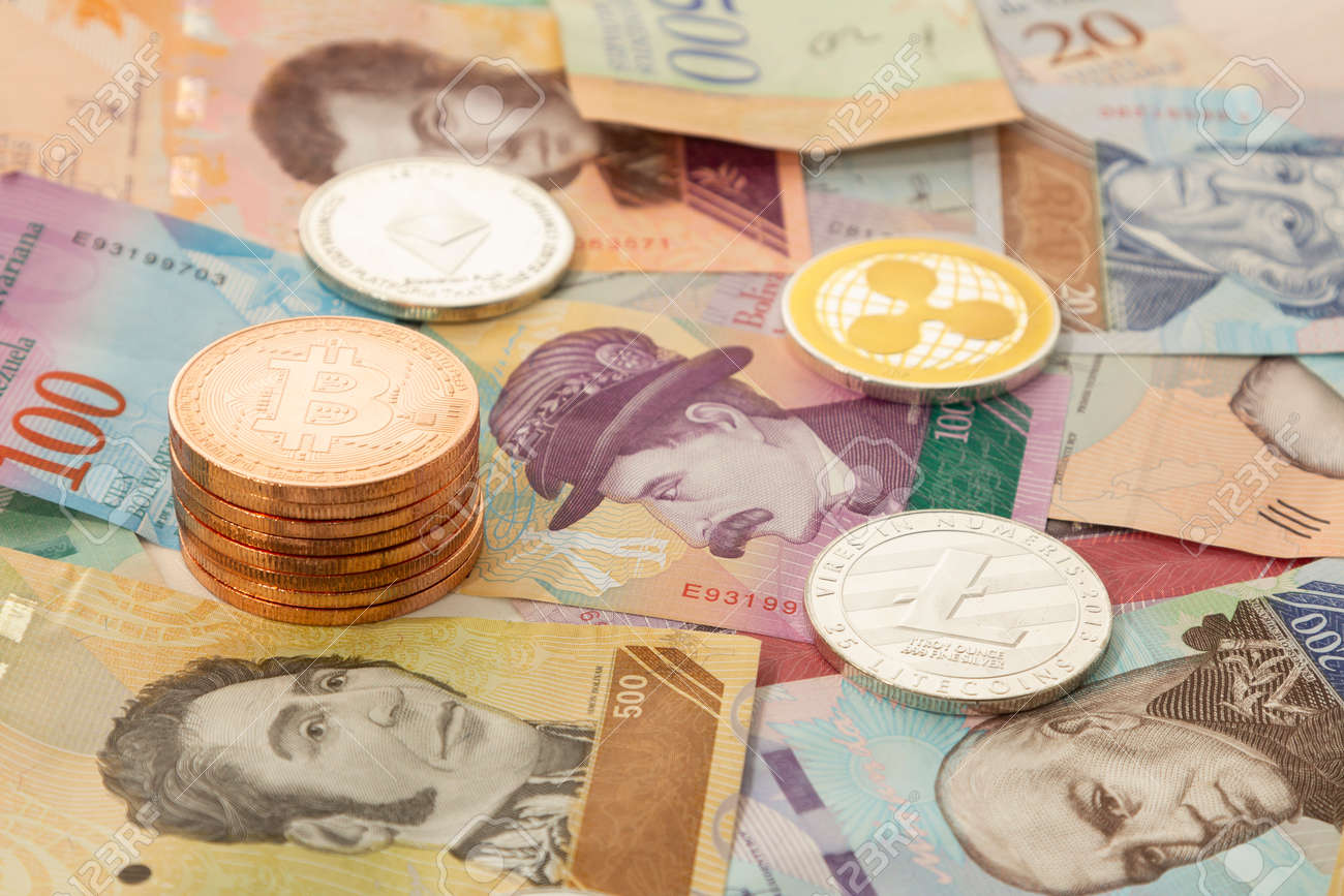 여러 암호화폐, 비트코인, 이더리움, 라이트코인, 리플, 베네수엘라 돈과 함께. 로열티 무료 사진, 그림, 이미지 그리고  스톡포토그래피. Image 156389476