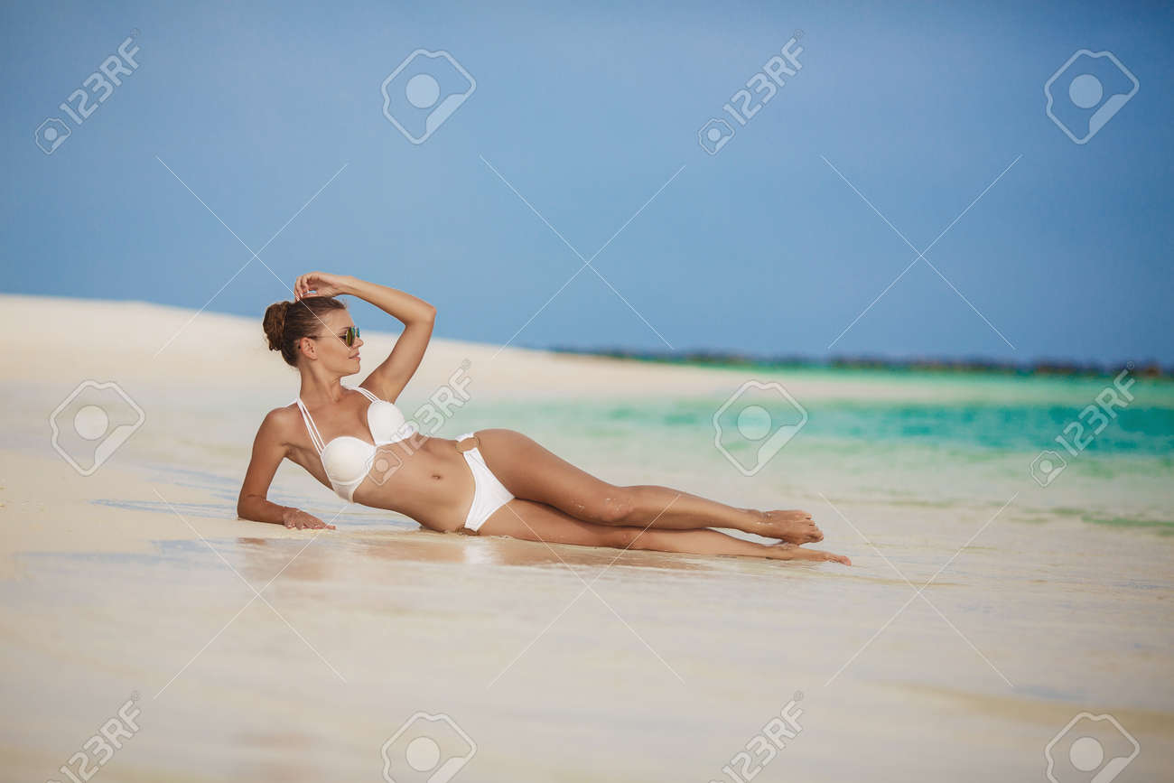Portrait De Belles Jeunes Femmes Sur La Plage Des Maldives Tropicale Ensoleillée En Bikini Couché Sur La Rive