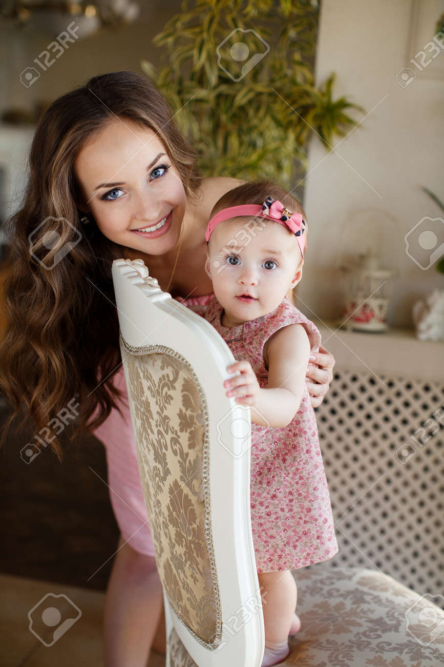 Mere Avec Petit Bebe Dans La Maison Interieure Jeune Fille Belle Maman Etreindre Jolie Femme Brunet Jouer Avec Mignonne Petite Fille Souriante Jeune Fille Tenant Adorable Enfant Doux Concept De Famille Heureuse