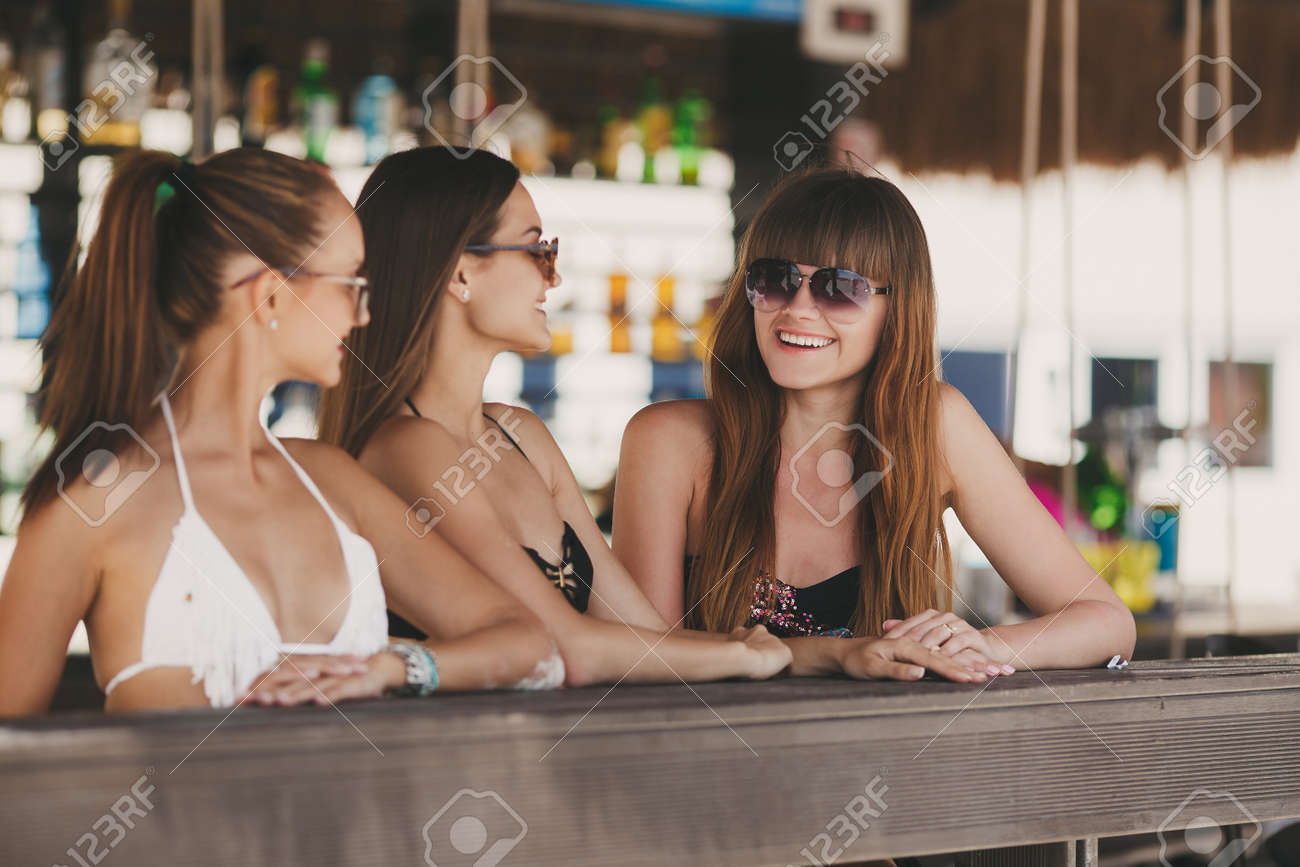 Drei Schone Sexy Frauen Im Bikini In Bar Auf Hawaii Am Strand Bar Schone Madchen Alkoholisches Getrank Cocktail Draussen Lachelnd Glucklich Kaukasischen Frauen Am Strand Von Hawaii Lizenzfreie Fotos Bilder Und Stock Fotografie
