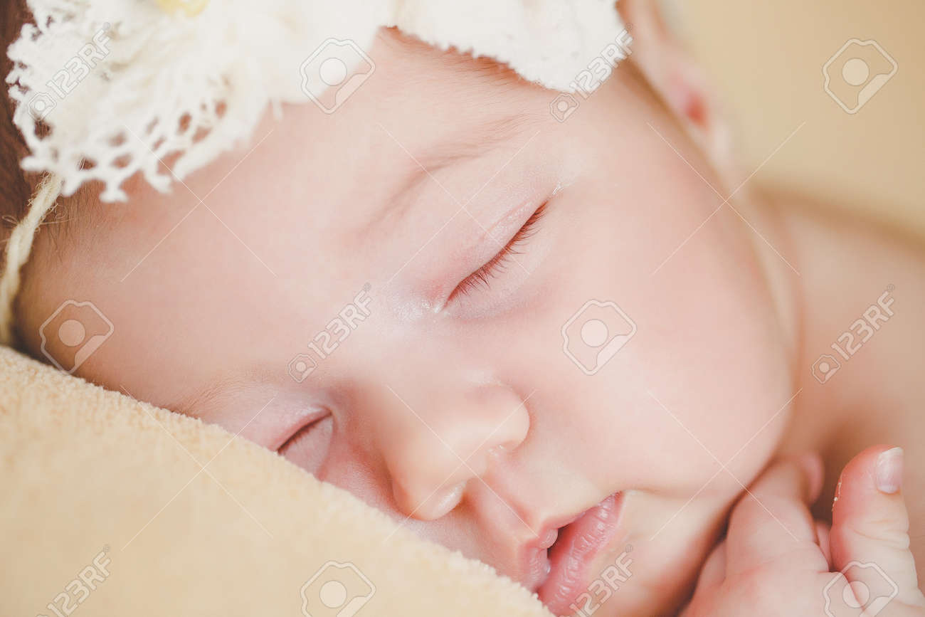 子供の睡眠マスクの額に柔らかい毛布ベージュ色に寝ている生まれたばかりのかわいい赤ちゃん少年は 花と頭の周り柔らかい白い輪ゴムの真ん中にビーズと白い花の形で行われます の写真素材 画像素材 Image 子供の睡眠マスクの額に柔らかい毛布ベージュ色に寝ている生まれたばかりのかわいい赤ちゃん少年は 花と頭の周り柔らかい白い輪ゴムの真ん中にビーズと白い花の形で行われます の写真素材 画像素材 Image