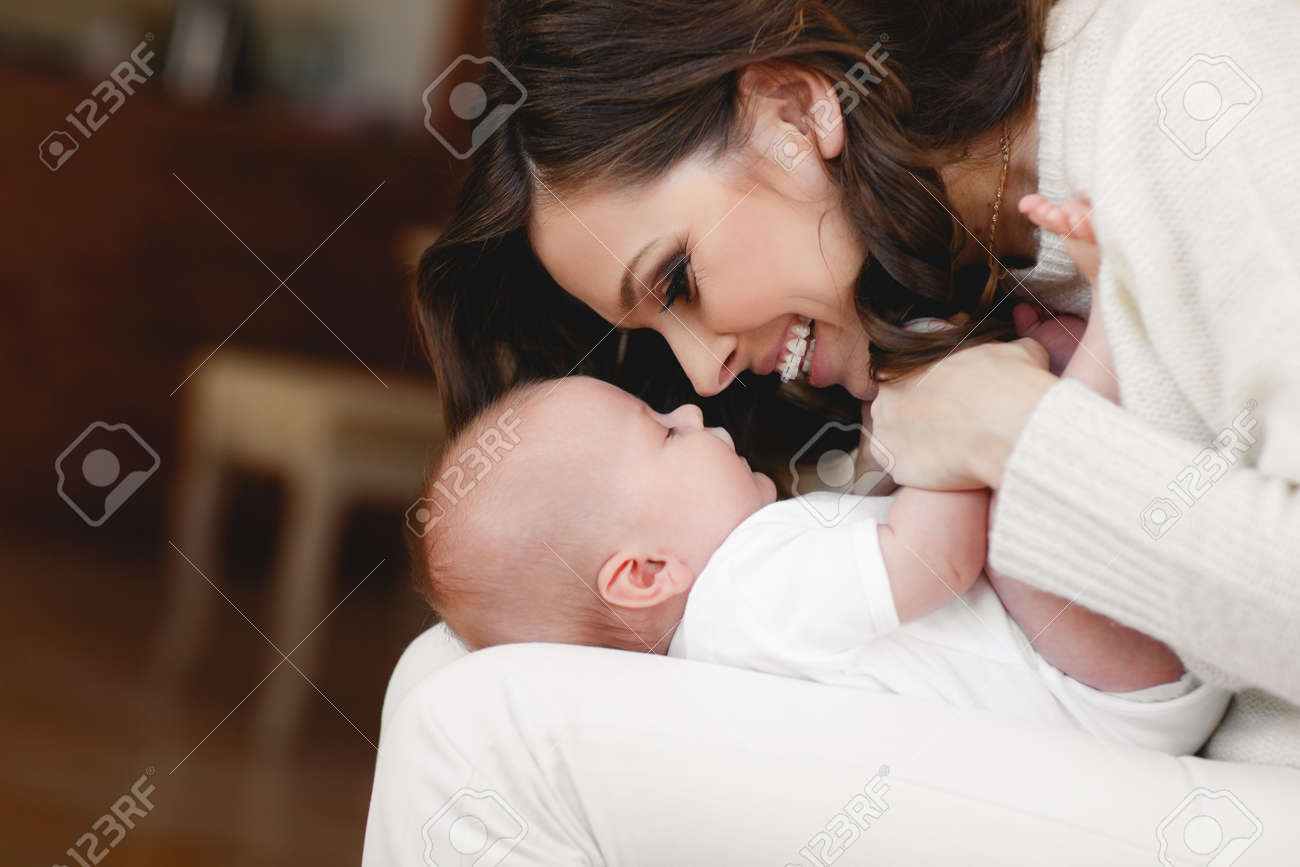 Mere Tenant La Tete De Son Fils Nouveau Ne Dans Les Mains Le Bebe Sur Les Mains A Maman Amoureux Main Mere Tenant A Dormir Bebe Mignon Enfant Nouveau Ne Banque D Images Et Photos