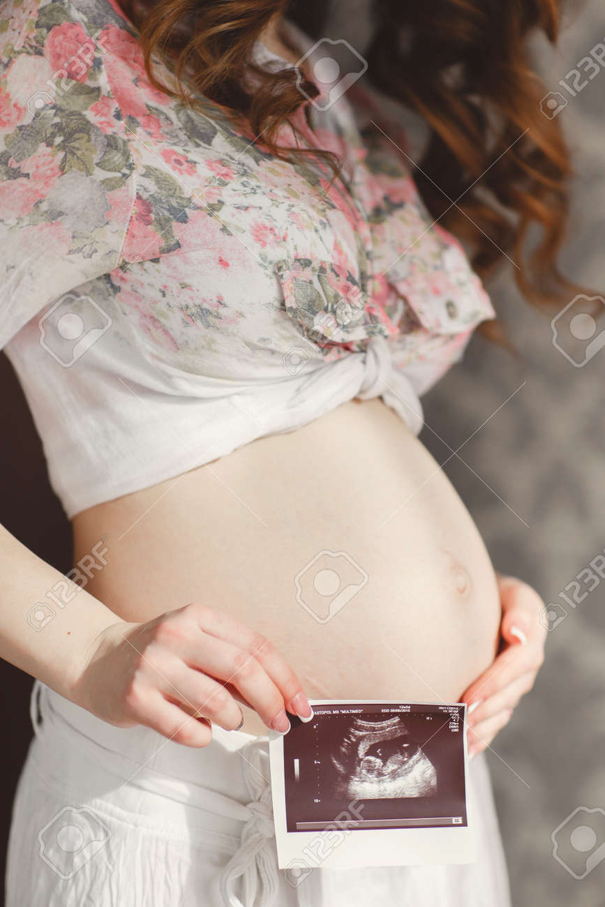 Une Femme Enceinte Regardant Echographie Du Bebe De Pres De Scan Gros Plan D Une Femme Enceinte Tenant Echographie Sur Le Ventre Banque D Images Et Photos Libres De Droits Image