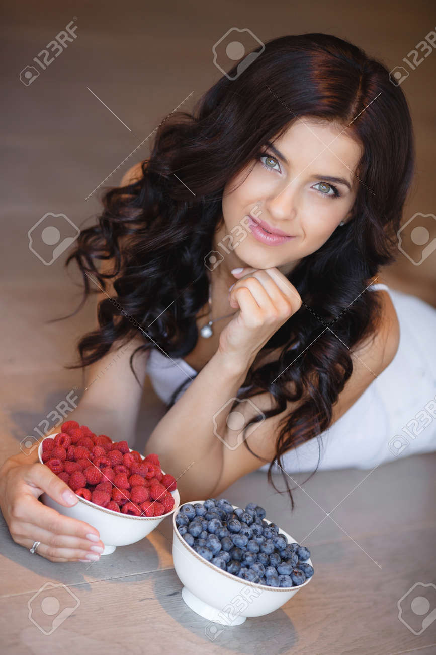 女性は 家庭での果実のブルーベリーのボウルを床に敷設します 新鮮な朝 ヘルスケア ブルーベリーの丼を食べて 笑顔の美しい若い女性の肖像画 健康食品 の写真素材 画像素材 Image 4521