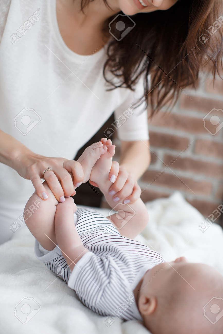 長い太い髪をブルネット若い母親を着ている白いズボンと白い T シャツ 彼女の生まれたばかりの息子のエクササイズ 赤ちゃんは白い T シャツと黒のストライプとパンティーを着ています の写真素材 画像素材 Image 長い太い髪をブルネット若い母親を着ている白いズボンと白い T シャツ 彼女の生まれたばかりの息子のエクササイズ 赤ちゃんは白い T シャツと黒のストライプとパンティーを着ています の写真素材 画像素材 Image