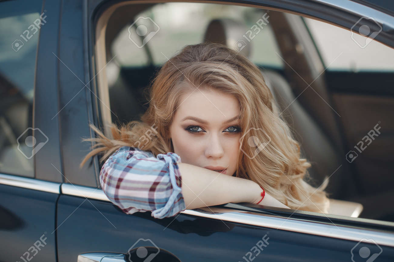 Rosto De Mulher Bonita. Maquiagem Perfeita. Moda De Beleza. Cílios