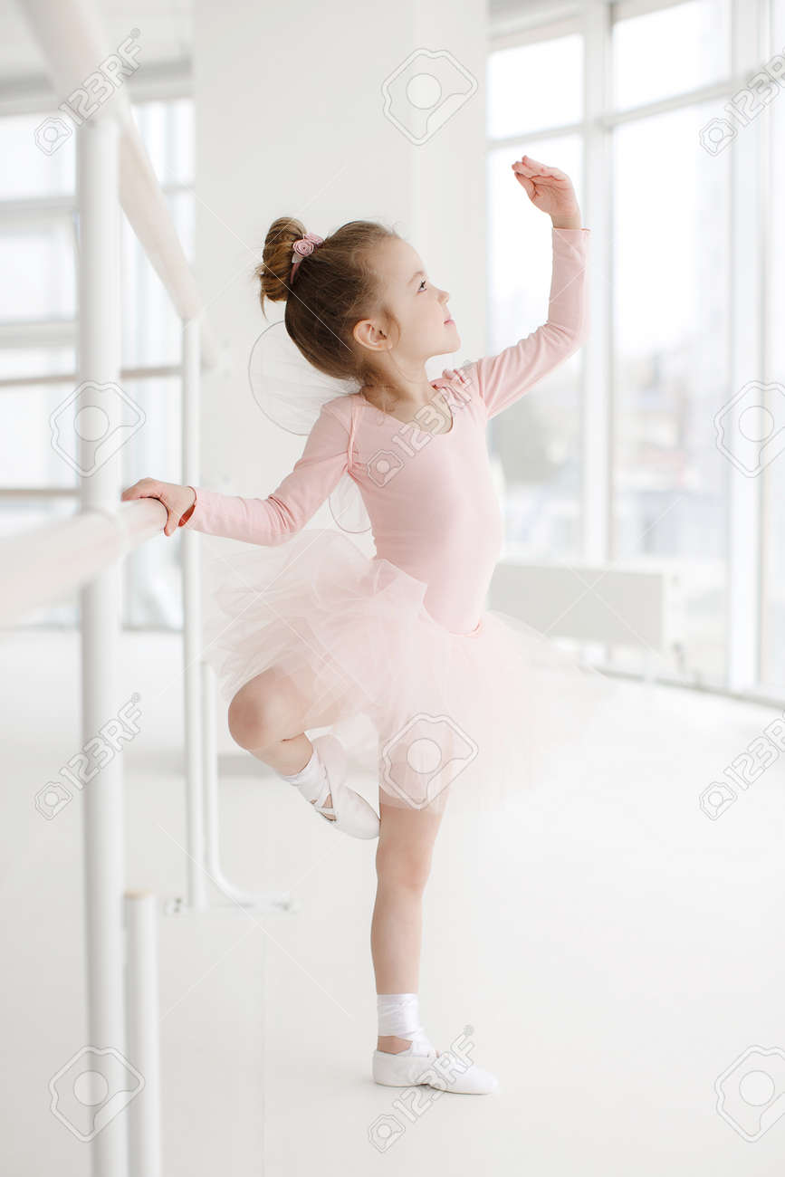 バレエスクール少女 バレエスタジオの小さなバレエの女の子。ピンクのチュチュの小さなバレリーナの女の子。白いスタジオでクラシックバレエ を踊る愛らしい子供。子供たちは踊る。クラスの若い才能あるダンサー。美術のレッスンを受ける就学前の子供。リトル・バレエスターの写真素材・画像 ...