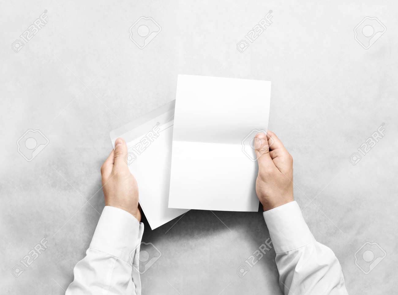 手白白紙の封筒と手紙のモックアップ 分離されました 腕は モックアップ明確なパンフレットのテンプレートを保持します グリーティング カード リーフレット表面デザイン 招待状印刷表示 読む書く封筒 の写真素材 画像素材 Image