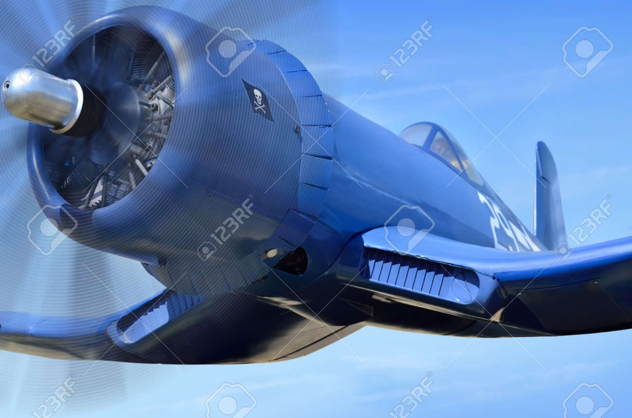 アメリカの艦上戦闘機が青空に飛んで の写真素材 画像素材 Image