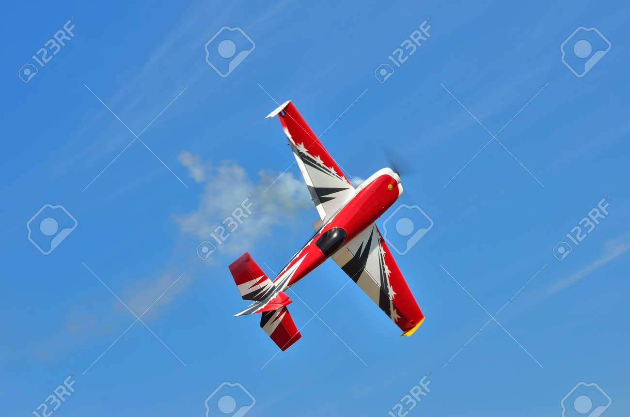 空のアクロバット飛行を行う飛行機を飛行 の写真素材 画像素材 Image