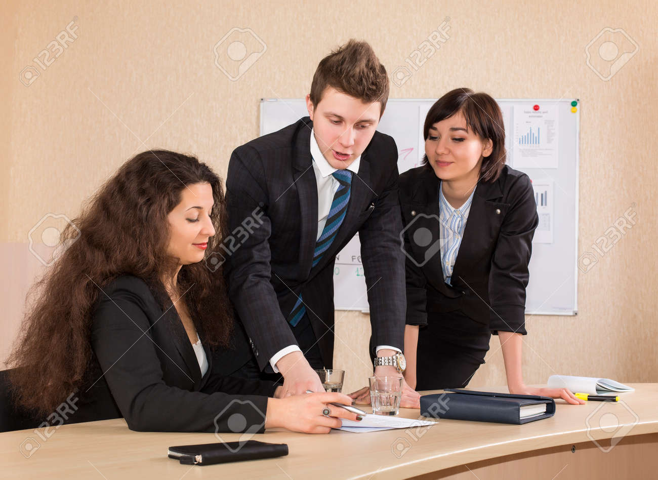 多民族のビジネス プロジェクトの財務的な影響についての熱い議論は 議論を持っています 素敵な女性 2 人と 1 人のハンサムな男性 の写真素材 画像素材 Image 42202997