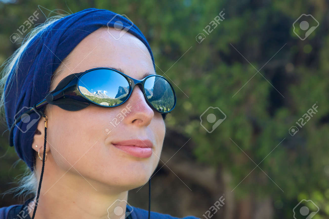 Retrato De Chica Deportiva Sonriente Head Bandana Gafas De Foto de mujer sonriente escalador con gafas de sol sentado