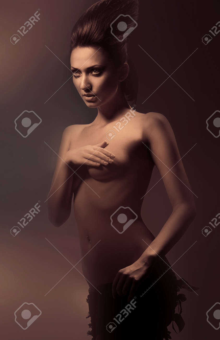 Mujer Desnuda Erótica En La Oscuridad Fotos, retratos, imágenes y  fotografía de archivo libres de derecho. Image 31164091