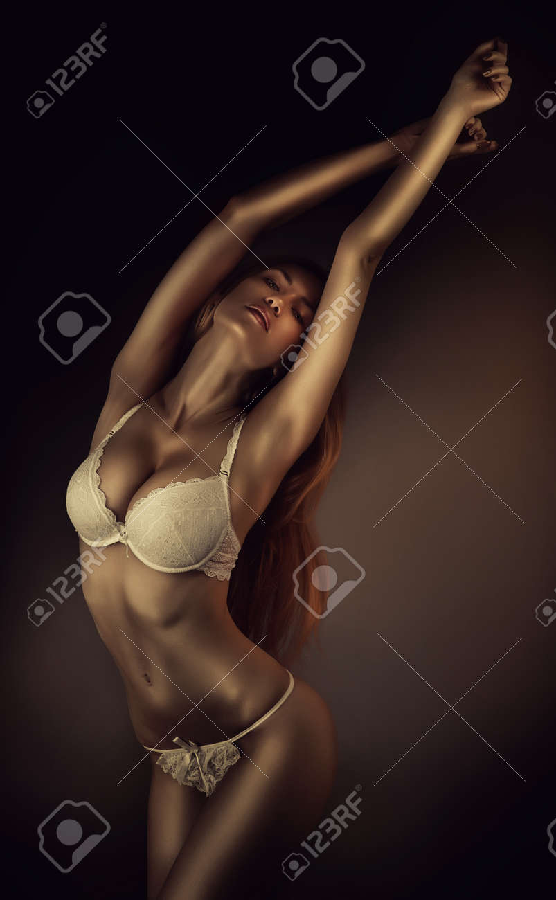 直立下着エロ 暗闇の中で下着姿のセクシーな黄金女性の写真素材・画像素材 Image 33159602