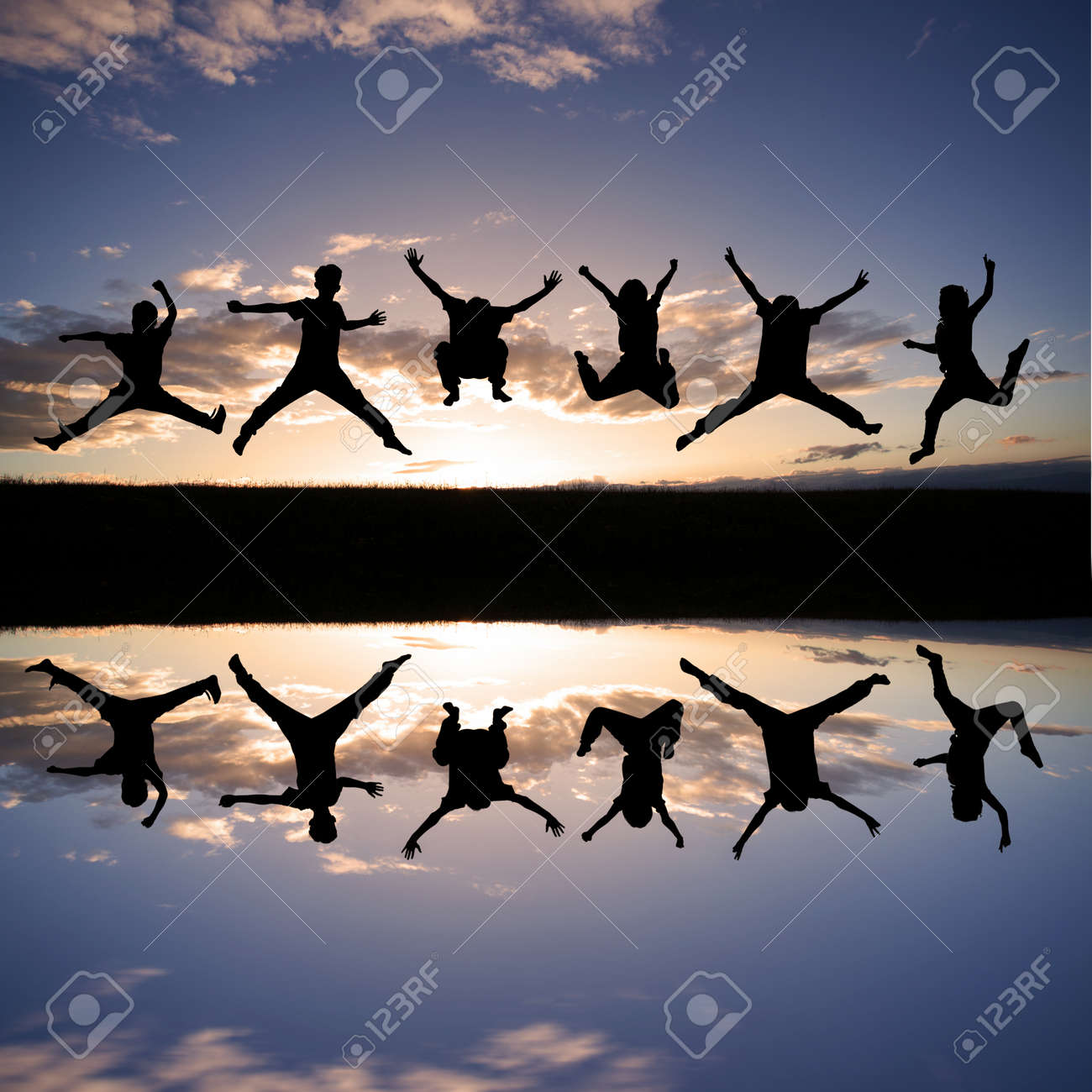 反射と日没のジャンプ子供のシルエット の写真素材 画像素材 Image