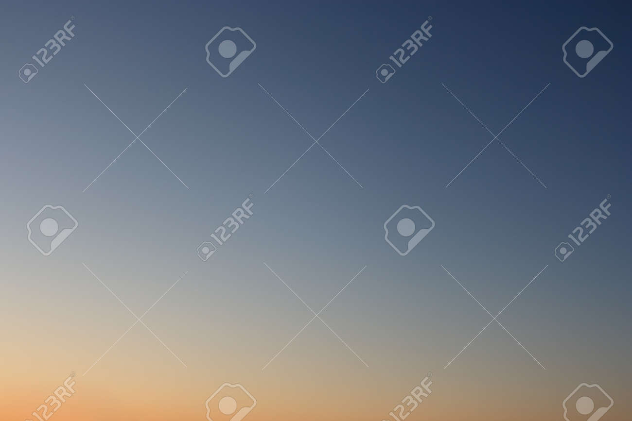 雲のない明確な夕方の空 空の背景またはグラデーション の写真素材 画像素材 Image
