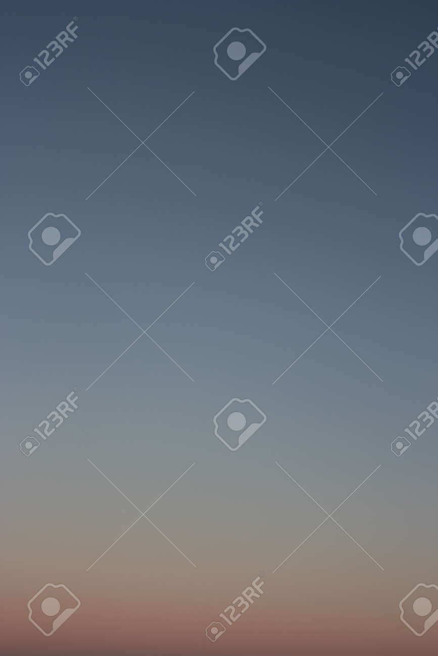 雲のない明確な夕方の空 空の背景またはグラデーション の写真素材 画像素材 Image