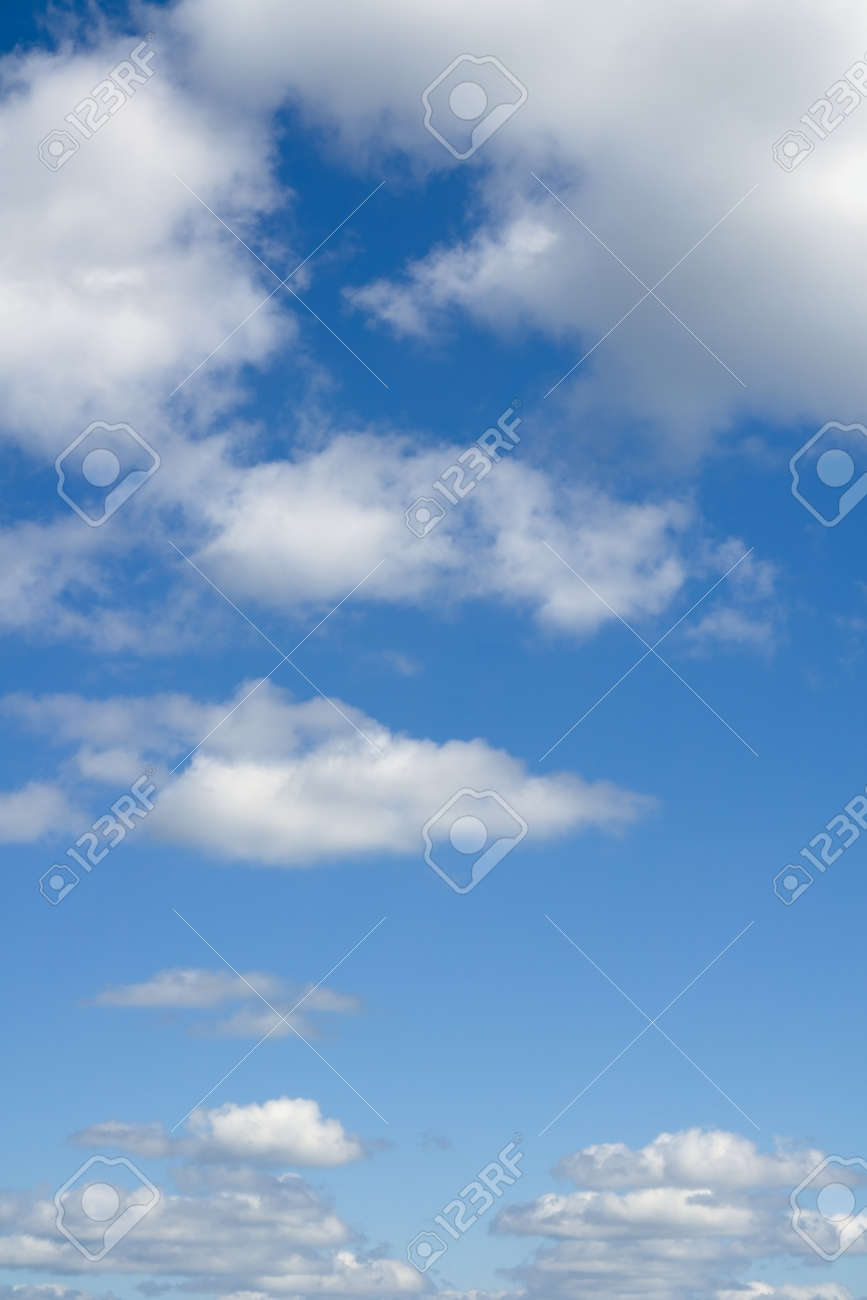 地平線上の雲と青い空 白い雲が青空に舞います の写真素材 画像素材 Image