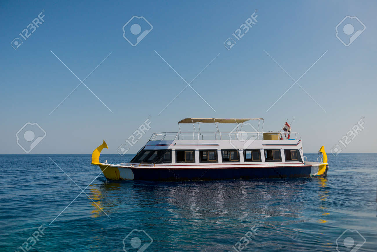 tour boat in open sea at horizon background lizenzfreie fotos horizon background