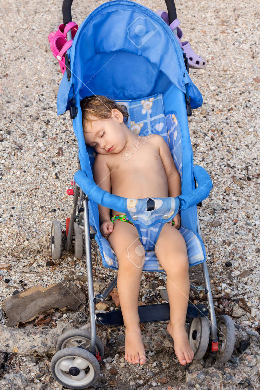 Enfant Dort Dans Une Poussette Bleu Assis Sur Une Plage Pres De La Mer Banque D Images Et Photos Libres De Droits Image