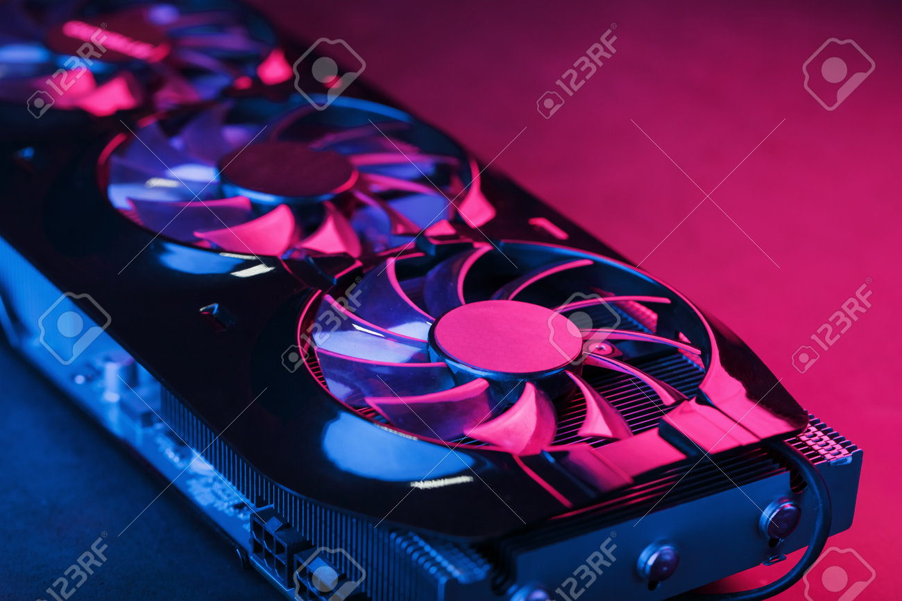 블루 핑크 빛을 내는 3개의 팬이 있는 크고 강력한 그래픽 카드. 게임 및 암호화폐 채굴을 위한 사이버펑크 비디오 칩의 개념. 다크  키, 평면도 로열티 무료 사진, 그림, 이미지 그리고 스톡포토그래피. Image 169206497