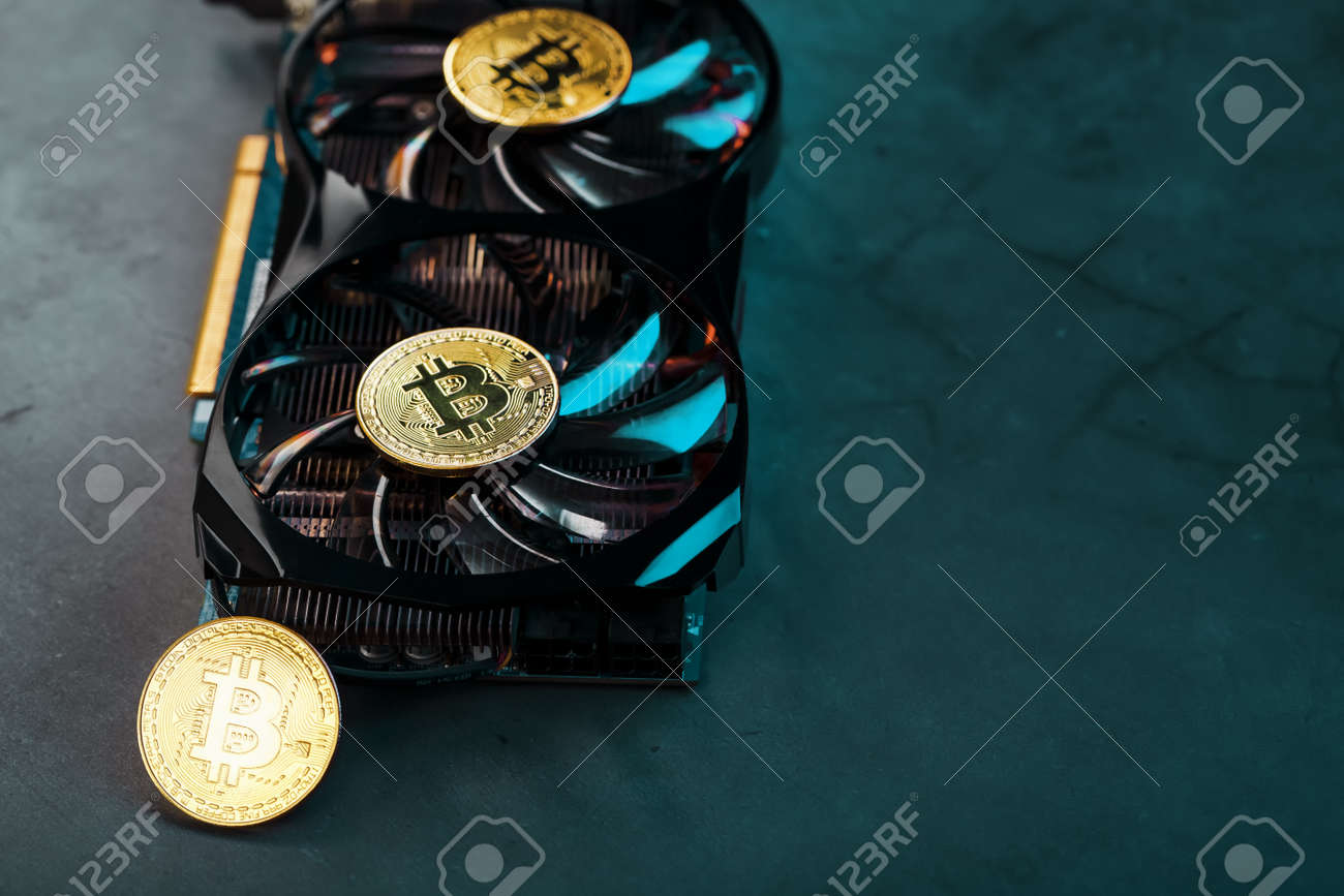 사이버펑크 스타일의 파란색 백라이트가 있는 비디오 카드의 금 비트코인. 암호화폐. 비트코인 채굴 개념 로열티 무료 사진, 그림, 이미지  그리고 스톡포토그래피. Image 170084768