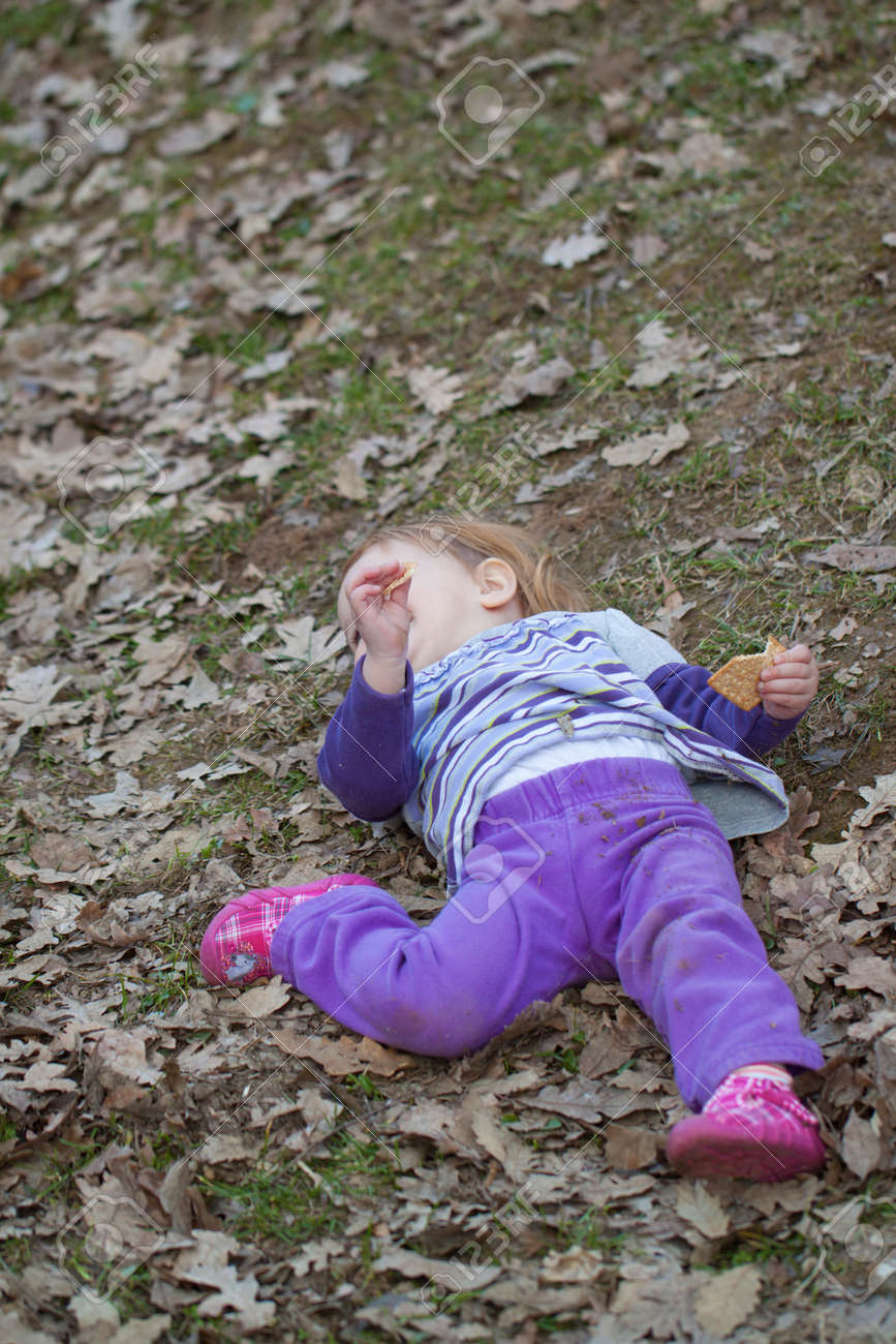 落下後 地面に横たわっている赤ちゃん の写真素材 画像素材 Image
