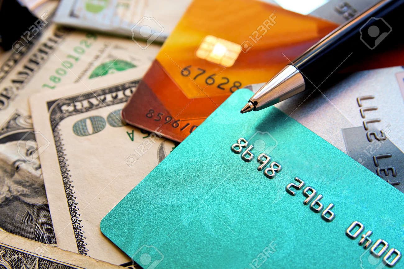 プラスチック製のクレジット カードと私たちのアメリカ紙幣ボールペン クローズ アップ ビューでスタックします の写真素材 画像素材 Image