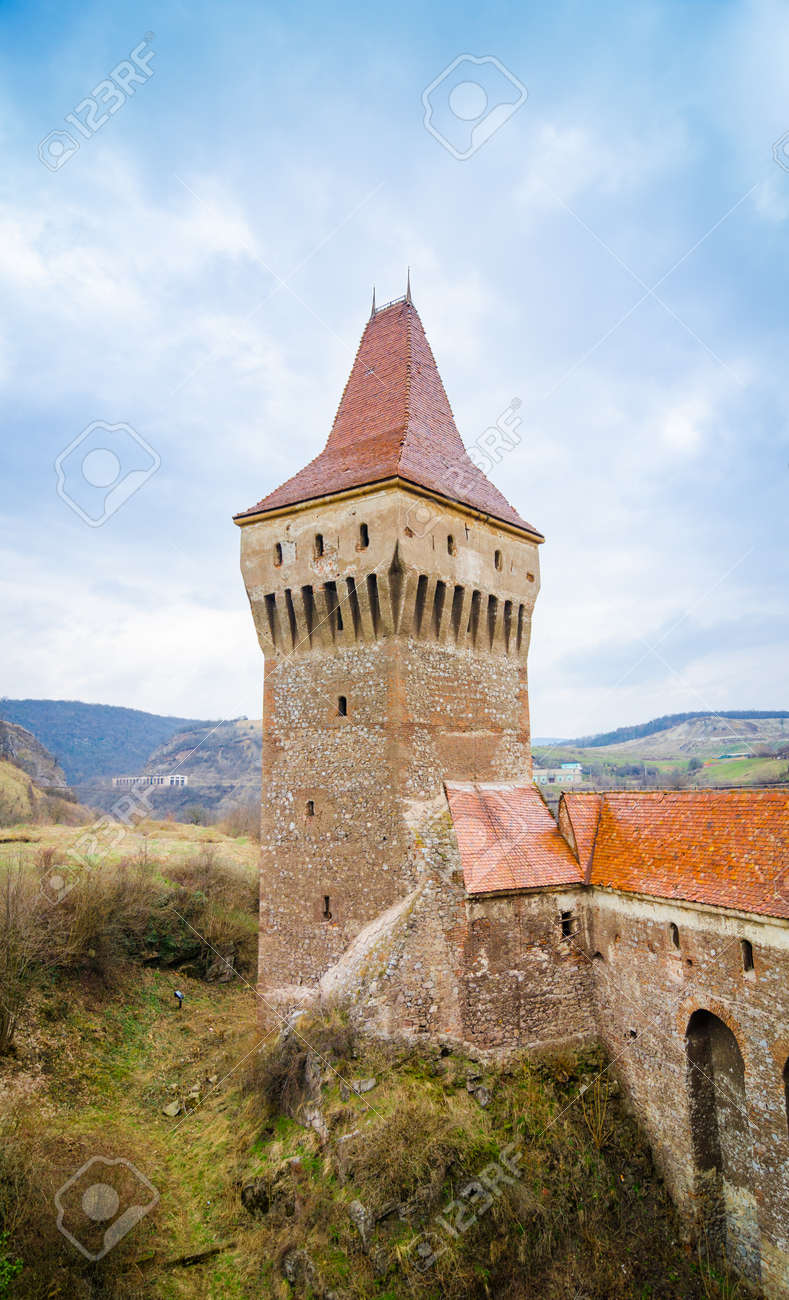 レンガと石造りのゴシック様式要塞 Corvinestilor Corvinesti Huniazilor Hunyad 城とも呼ばれるフネドアラ ルーマニアの Corvinilor 城で防衛の塔要塞 の写真素材 画像素材 Image