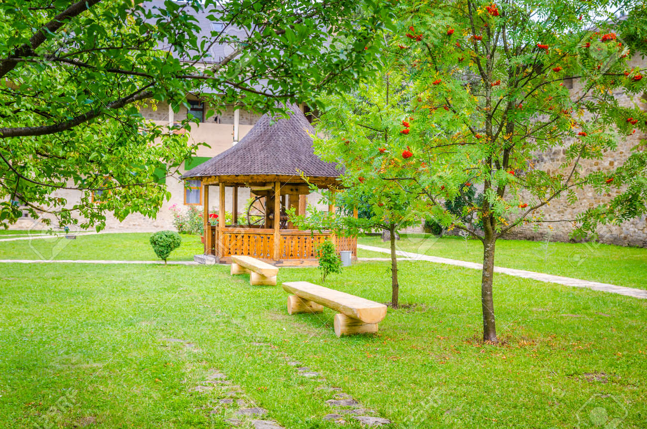 Ein Altes Traditionelles Rumanien Gut Innerhalb Ein Kloster Festung Mit Mauern Und Einem Grunen Garten Mit Baumen Lizenzfreie Fotos Bilder Und Stock Fotografie Image 43018027
