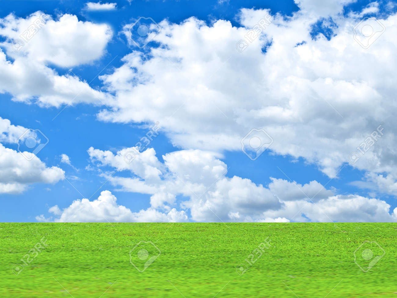 美しい緑の野原と青空 自然の風景を見る の写真素材 画像素材 Image