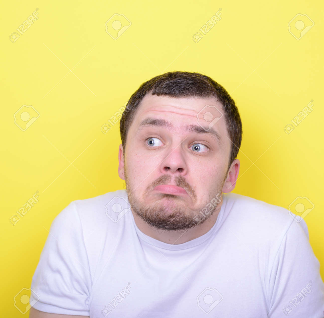 Portrait De Cluelles Homme Drole Sur Fond Jaune Banque D Images Et Photos Libres De Droits Image