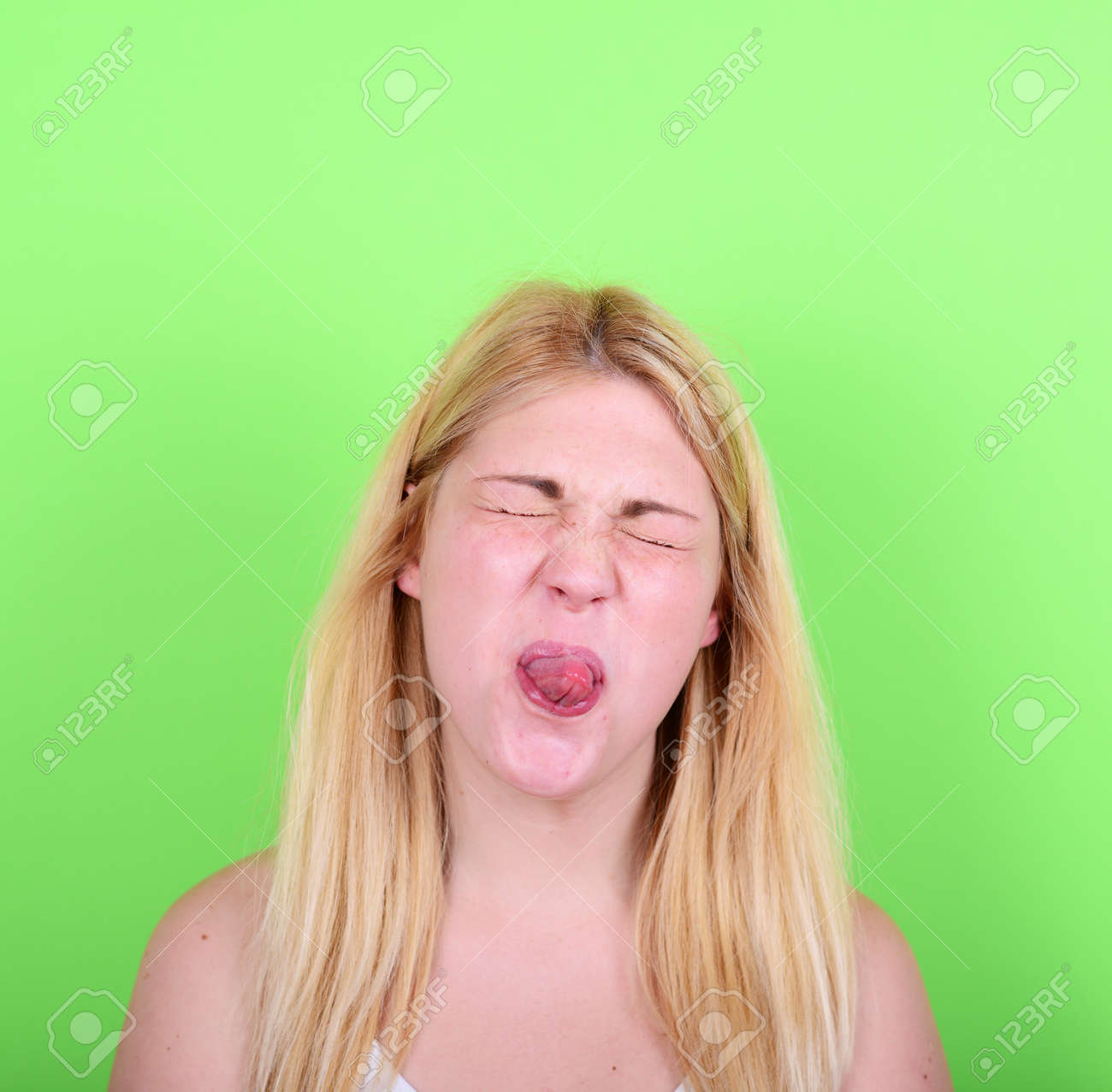 Portrait De Jeune Fille Avec Le Visage Drole Sur Fond Vert Banque D Images Et Photos Libres De Droits Image