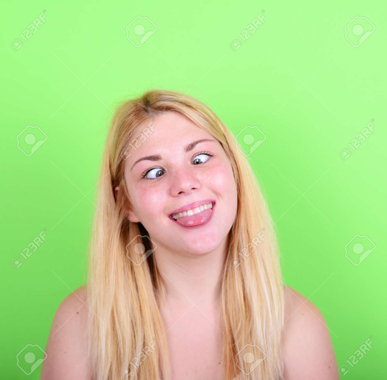 Portrait De Jeune Fille Avec Le Visage Drole Sur Fond Vert Banque D Images Et Photos Libres De Droits Image