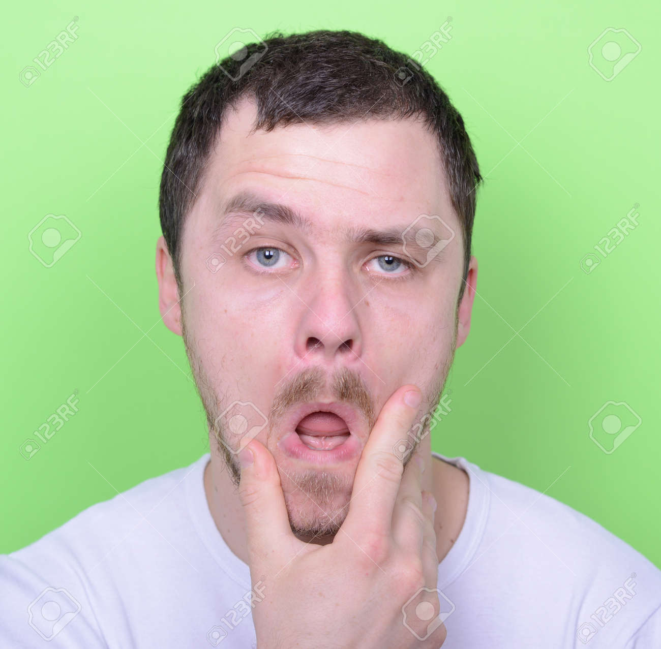 Portrait D Un Homme Drole Cluelles Sur Fond Vert Banque D Images Et Photos Libres De Droits Image