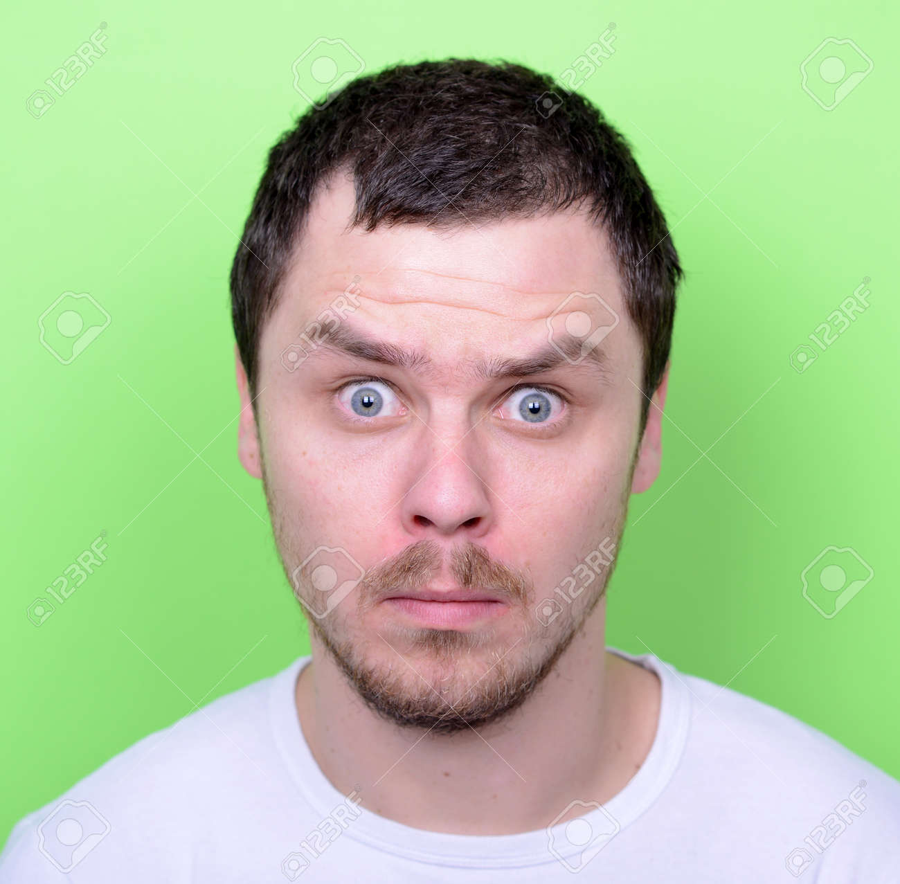 Portrait D Un Homme Avec Le Visage Drole Sur Fond Vert Banque D Images Et Photos Libres De Droits Image