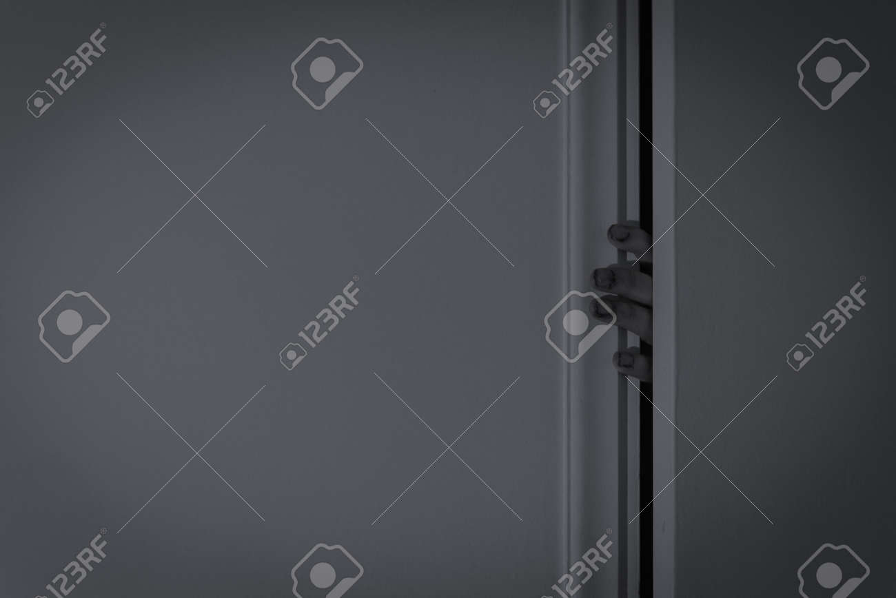 ドアの隙間から怖い指 の写真素材 画像素材 Image ドアの隙間から怖い指 の写真素材 画像素材 Image