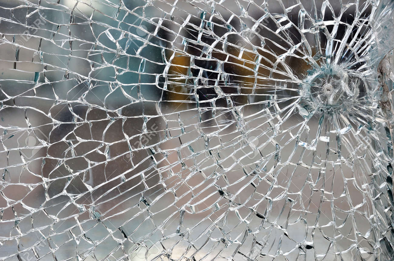 破損している破壊されたガラスの割れた破片ウィンドウの背景 の写真素材 画像素材 Image 0812