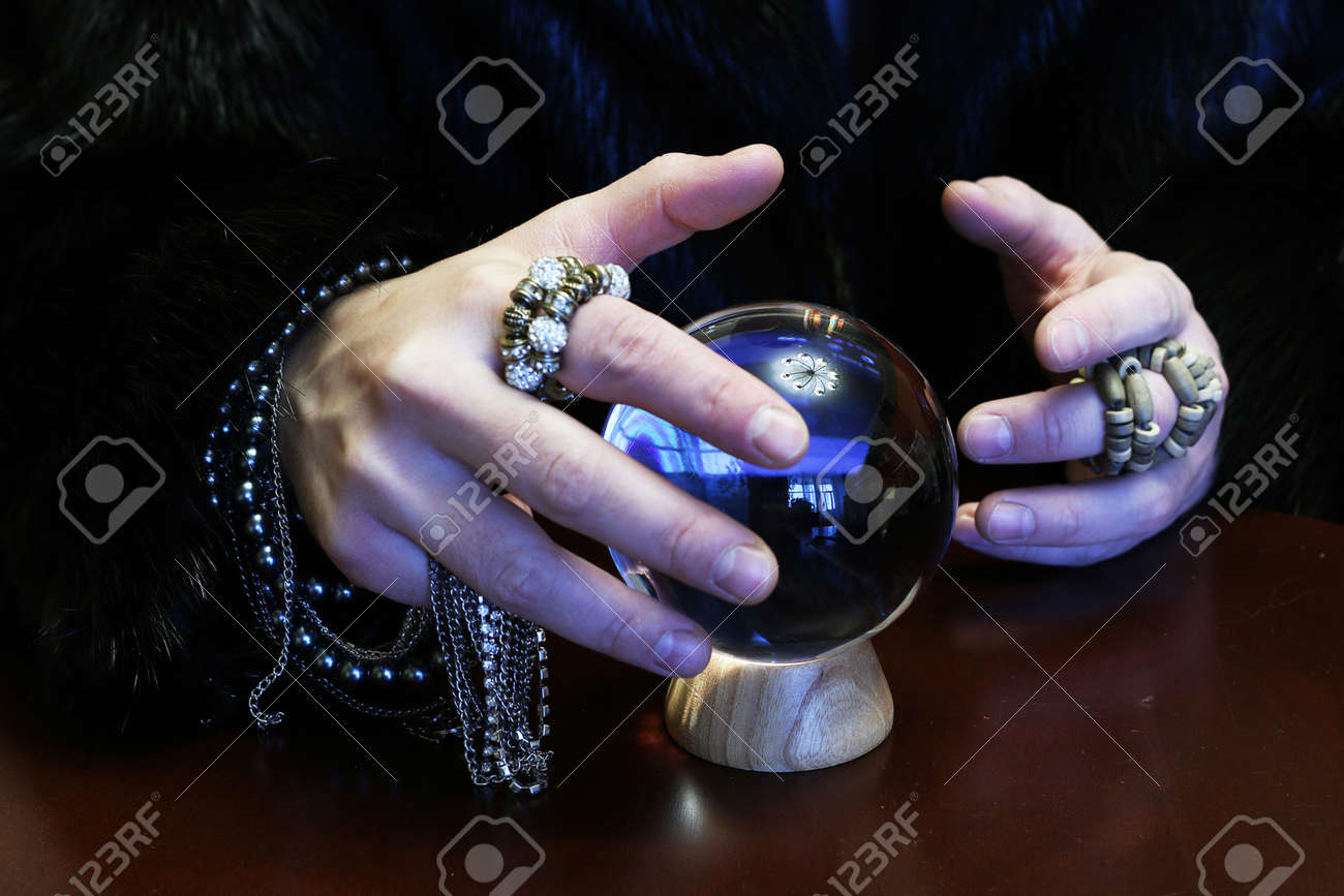 魔術師手透明水晶玉占いで未来 の写真素材 画像素材 Image