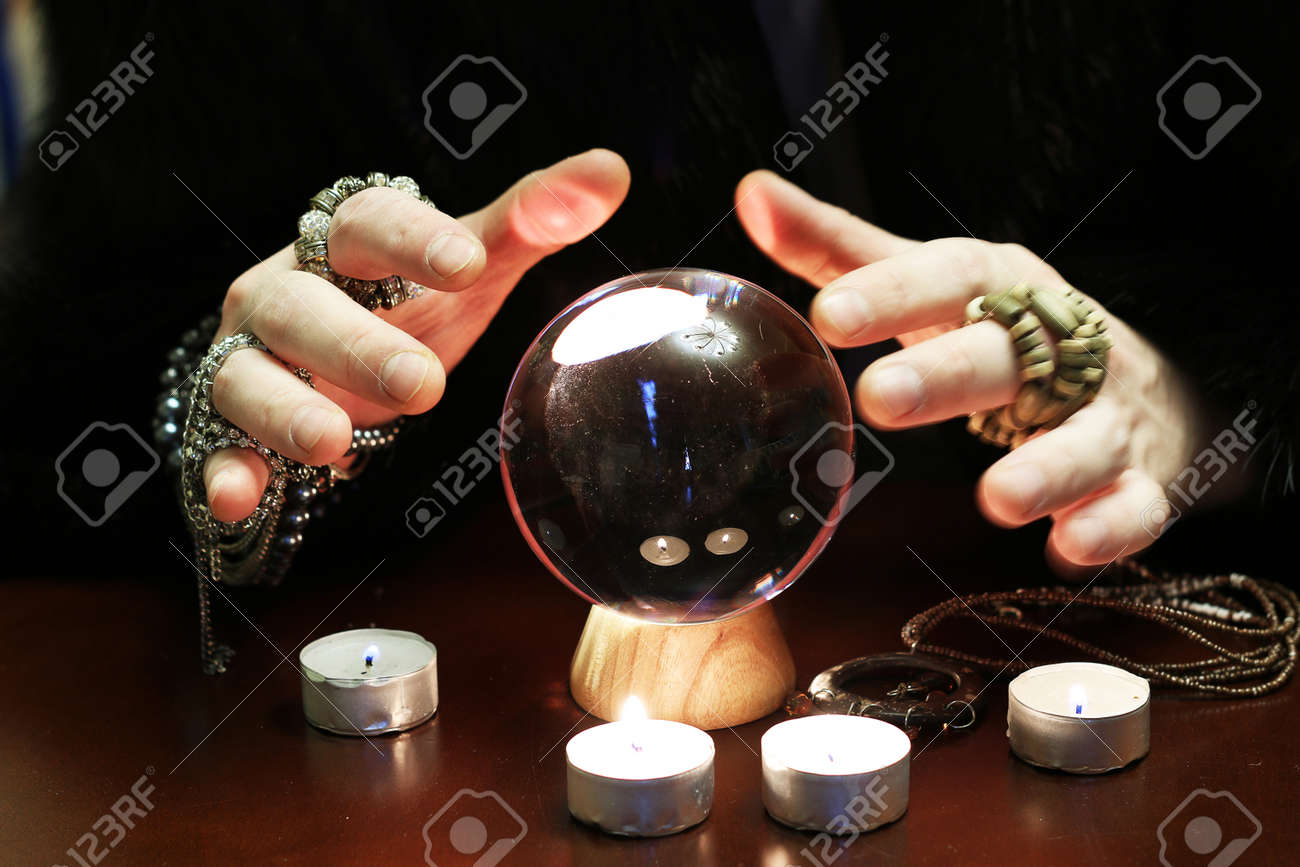 魔術師手透明水晶玉占いで未来 の写真素材 画像素材 Image