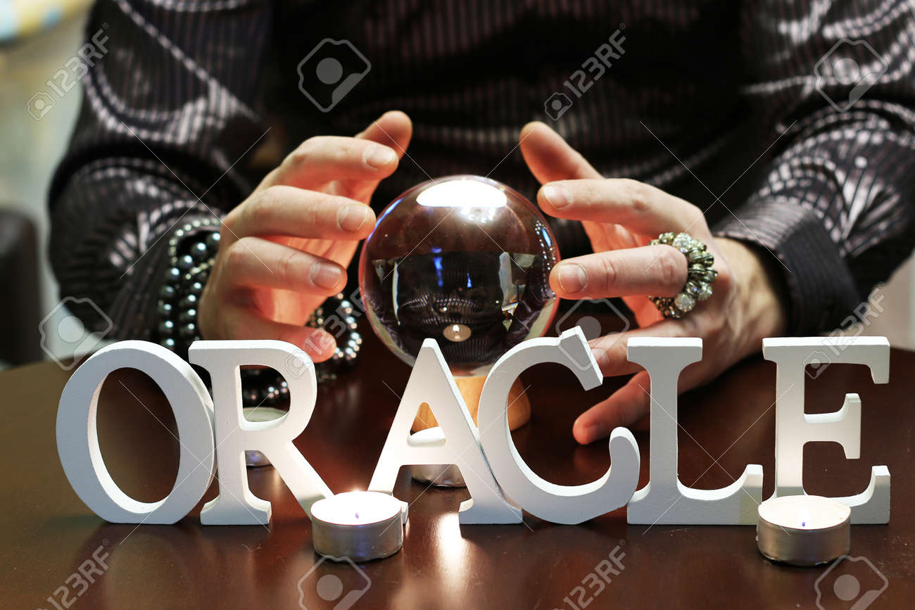 魔術師手透明水晶玉占いで未来 の写真素材 画像素材 Image